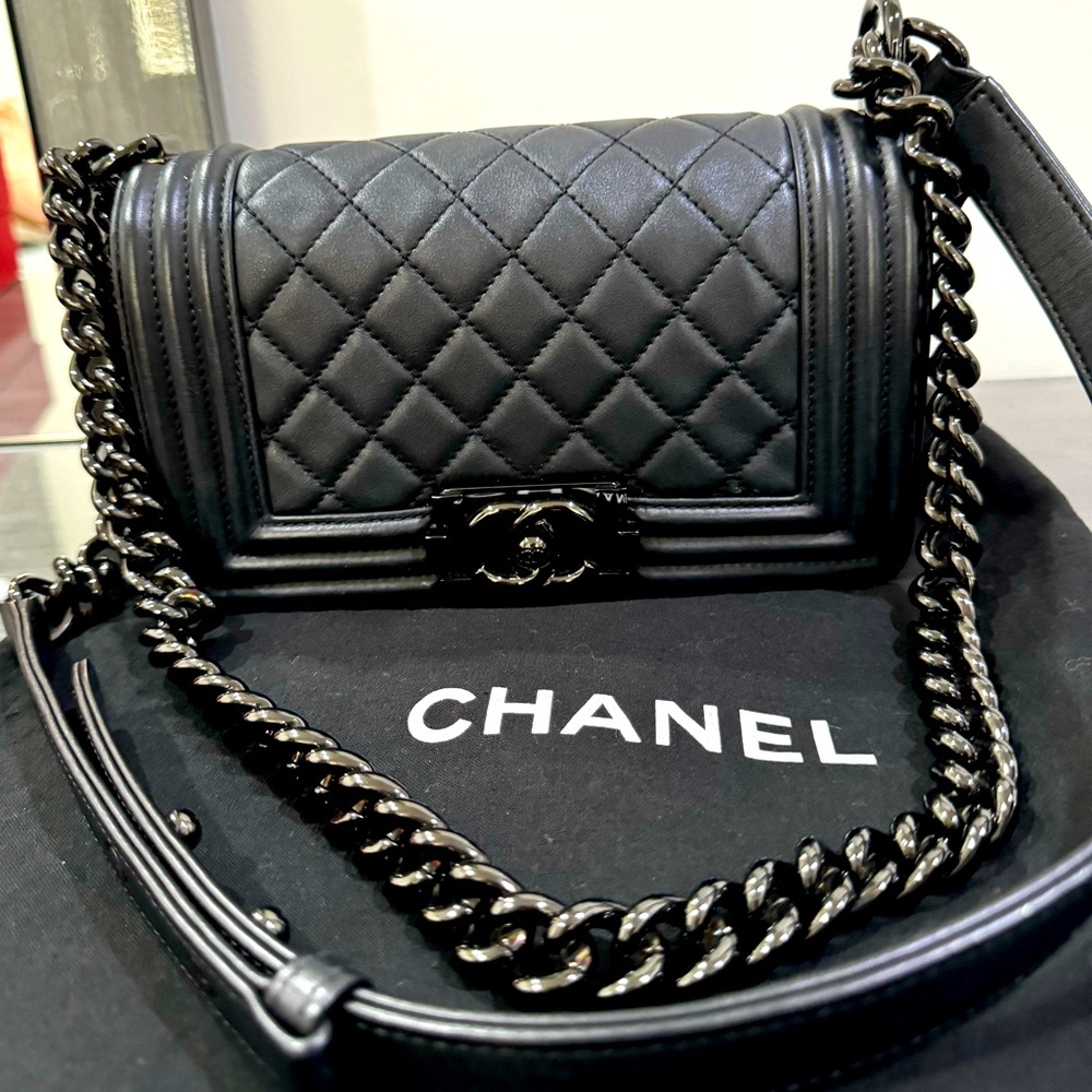 CHANEL Boy Small Black Calfskin Black Hardware - Picture 4 of 11